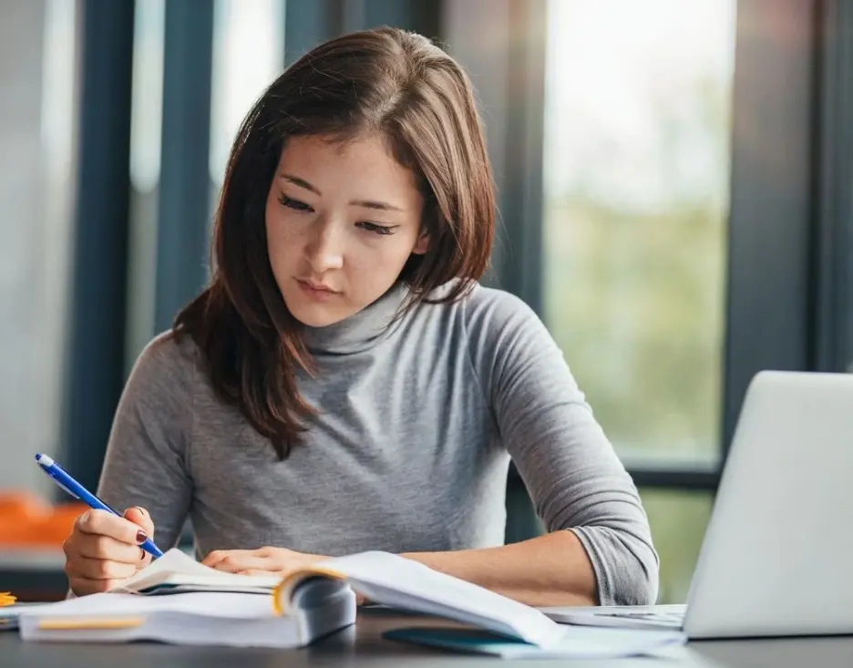 Étudiante à l'université préparant une note pour l'examen